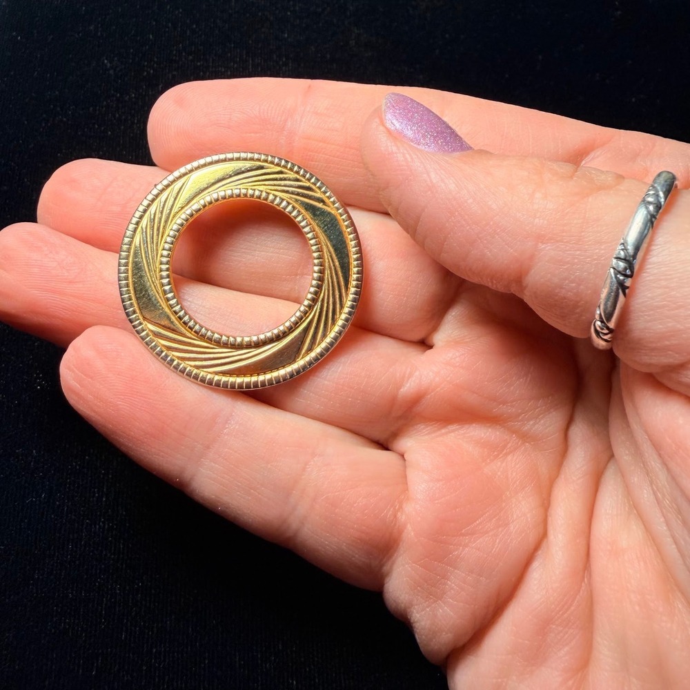 Vintage Gold Tone Textured Circle Brooch Geometric Open Wreath Pin 1.5 Inch 70s